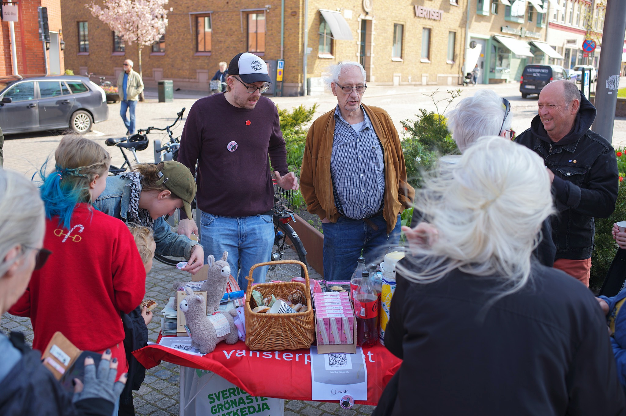 Daniel och Lars-Ivar bjuder på fika 1 maj